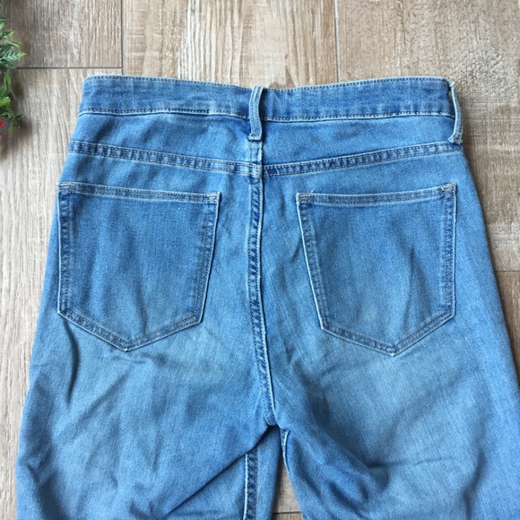 SOLD     H&M Light Washed Skinny Ankle Blue Jeans - Picture 8 of 8